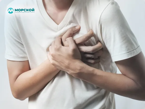 У мужчины болит сердце Мужчина взялся за больное сердце