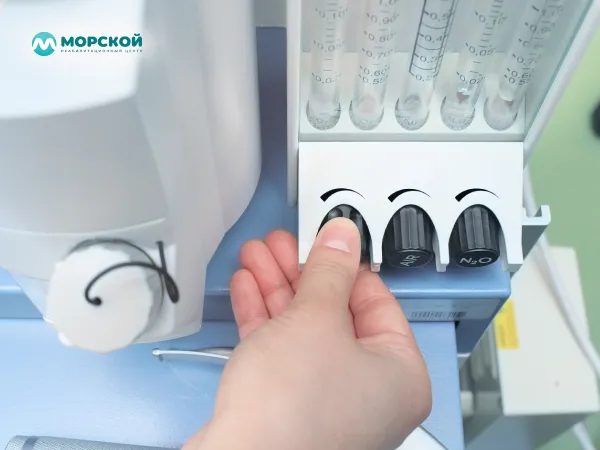 Врач выставляет нужные значения для микротоковой терапии Врач выстраивает настройки на аппарате